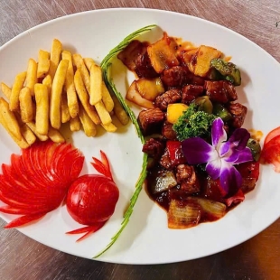 Bò lúc lắc khoai tây chiên 