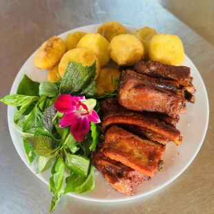 Sườn chiên bánh bao 